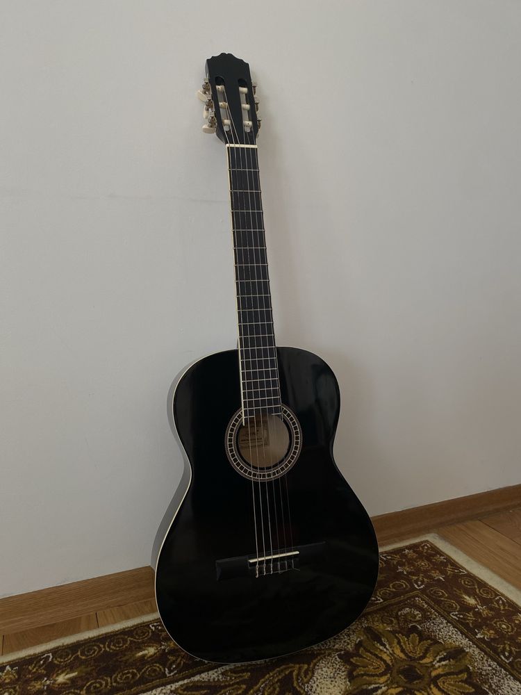 Gitara klasyczna Ever Play EV-425 BK 4/4 – idealna dla początkujących!