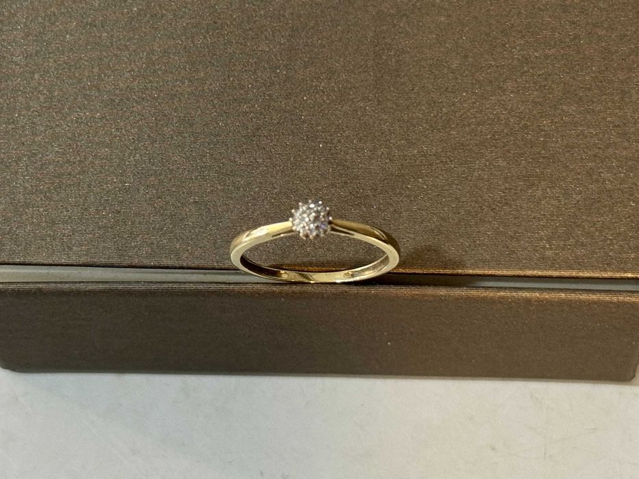 Śliczny złoty pierścionek zaręczynowy  585  R-13