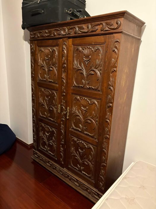 roupeiro estilo rustico lindamente talhado