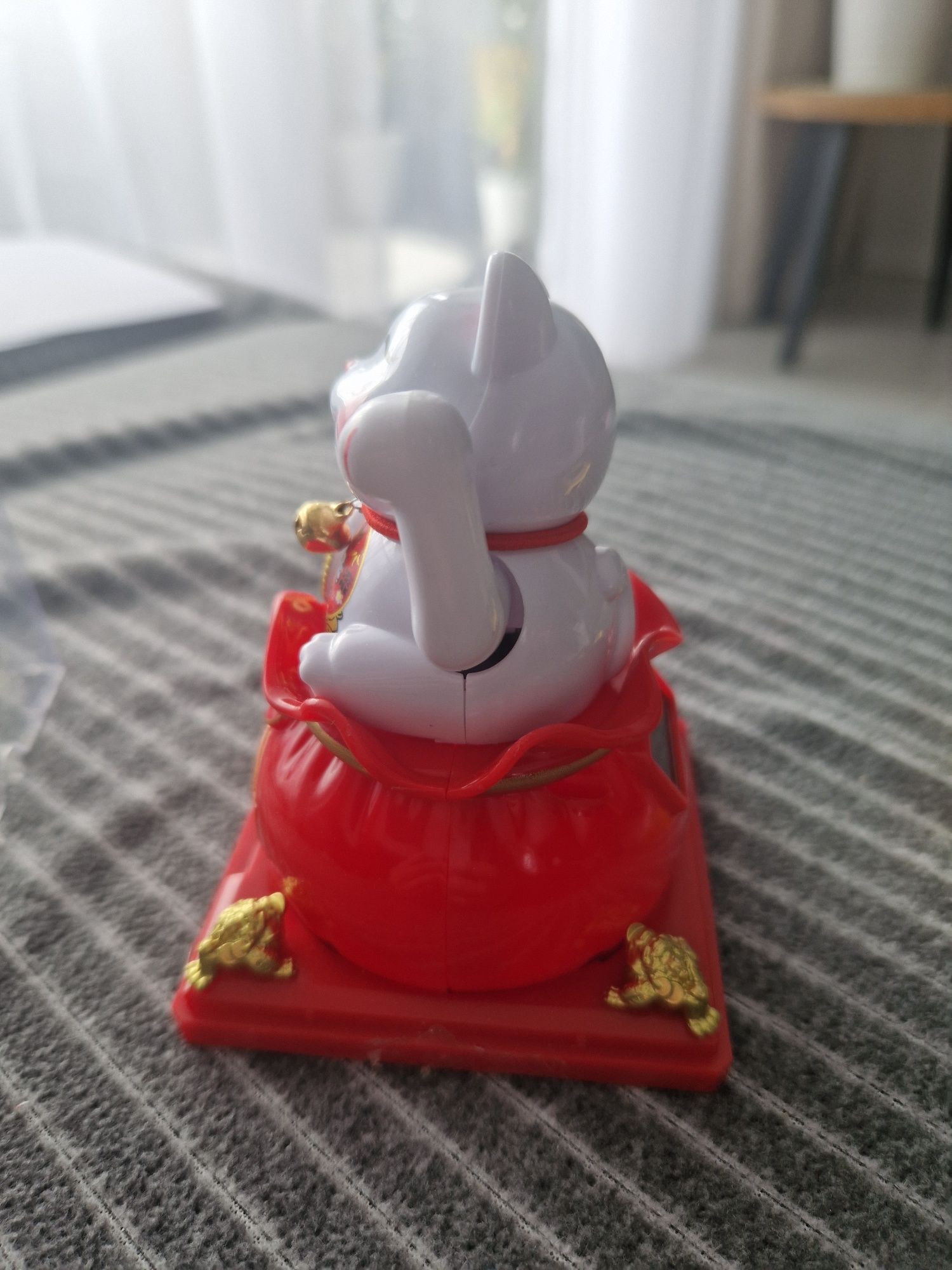Manekin Neko, lucky cat, szczęśliwy kot machający łapką!
