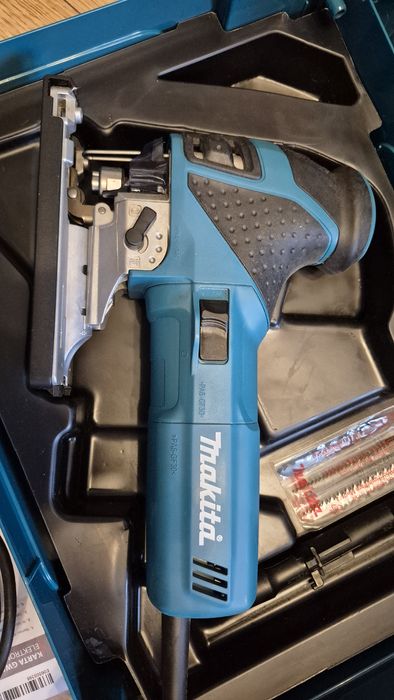 Makita Wyrzynarka z podcinaniem plus MAKPAC 720W 4351FCTJ Dioda LED