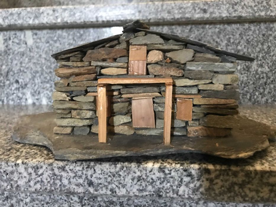 miniatura de casa em xisto