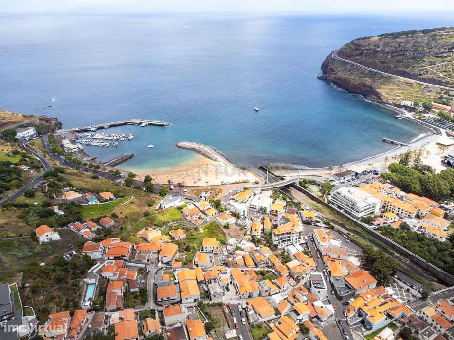 Terreno Urbano com Vista Mar em Machico – Oportunidade Única!