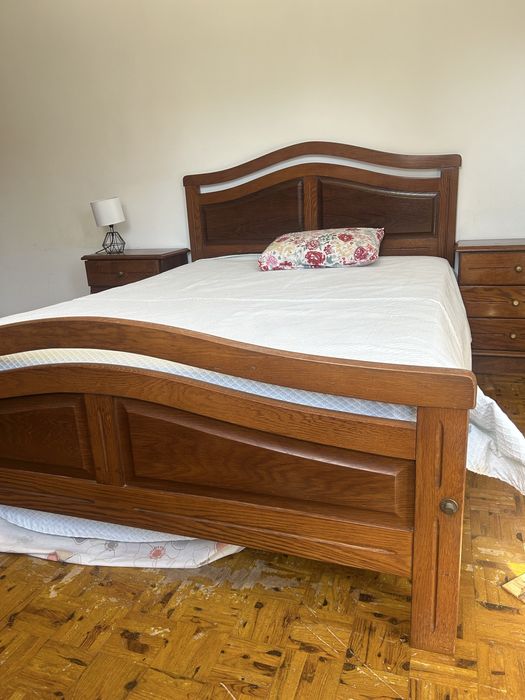 Cama de casal em madeira