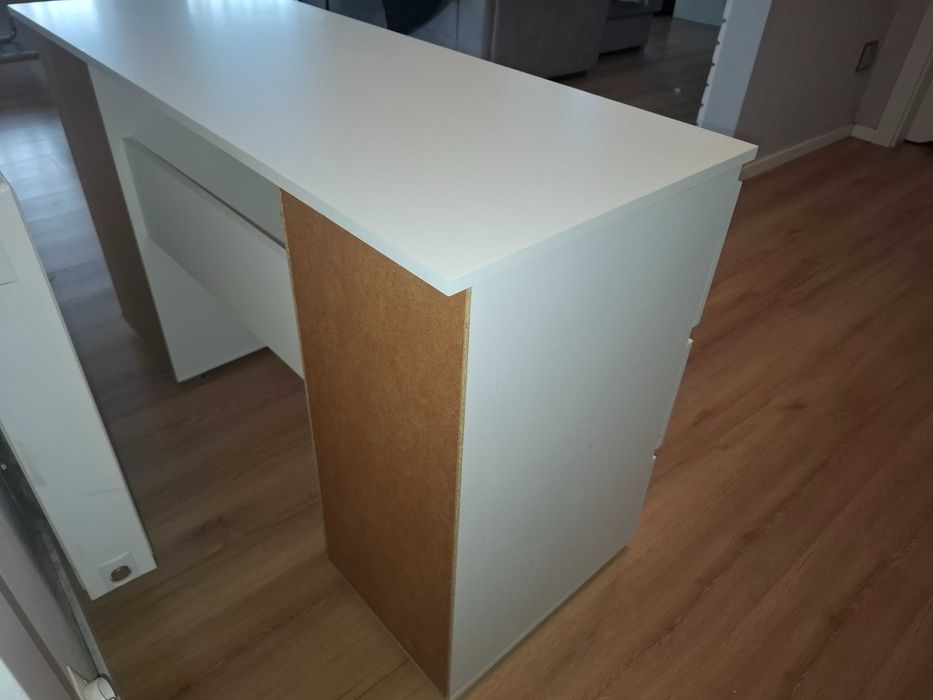 Sprzedam biurko 130x50 białe z szufladą pod klawiaturę