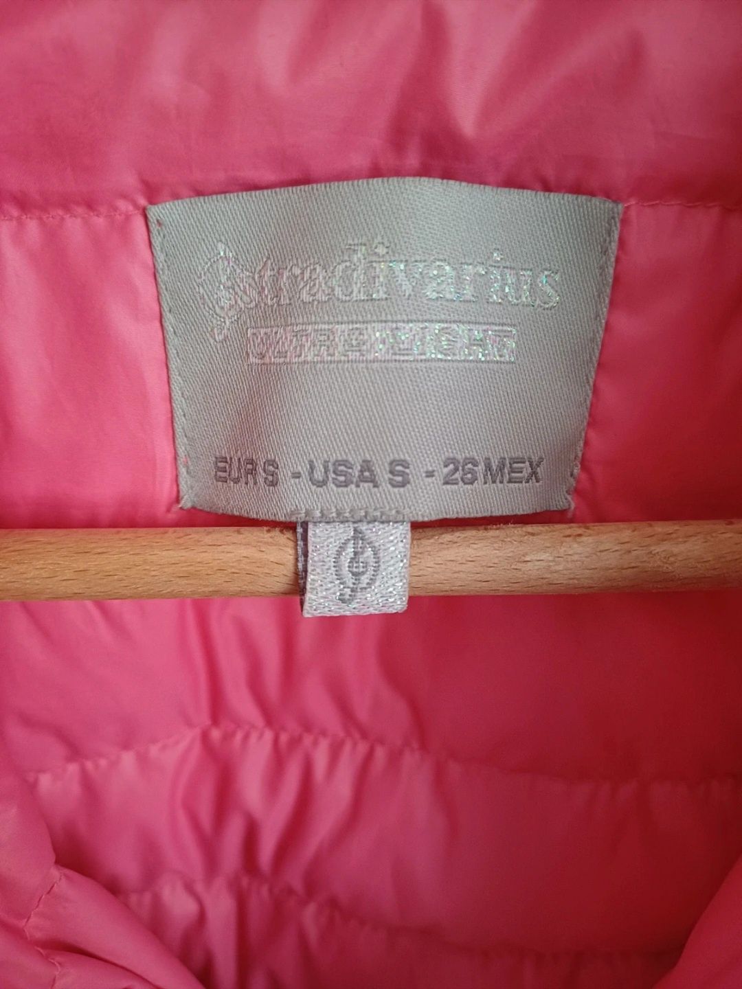 Lekka kurtka damska puchowa marki Stradivarius, różowa, rozmiar S.