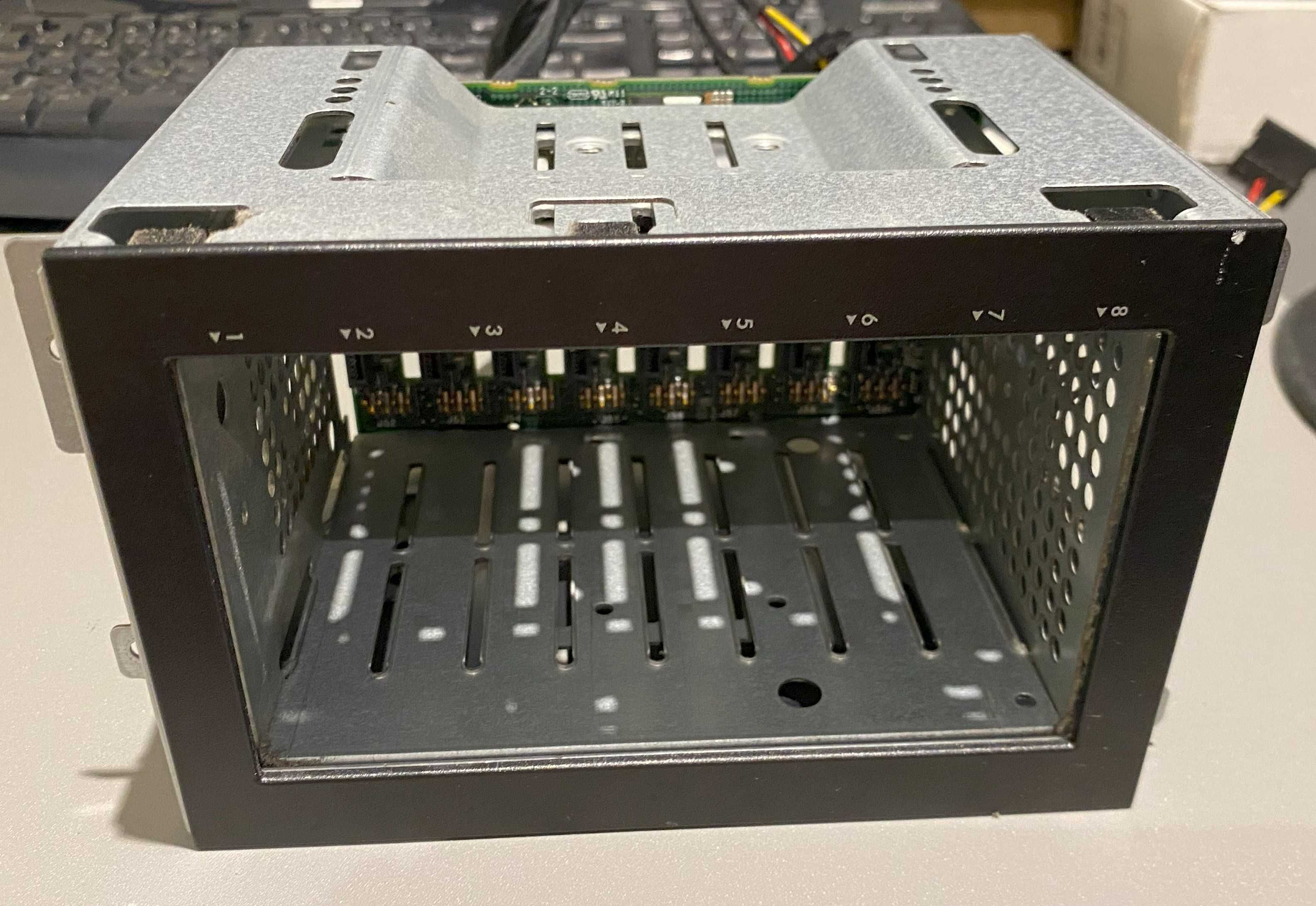 HP 660348/001 – Drive Cage 8SFF + Cabos HP667276/001 para ML350 Gen8