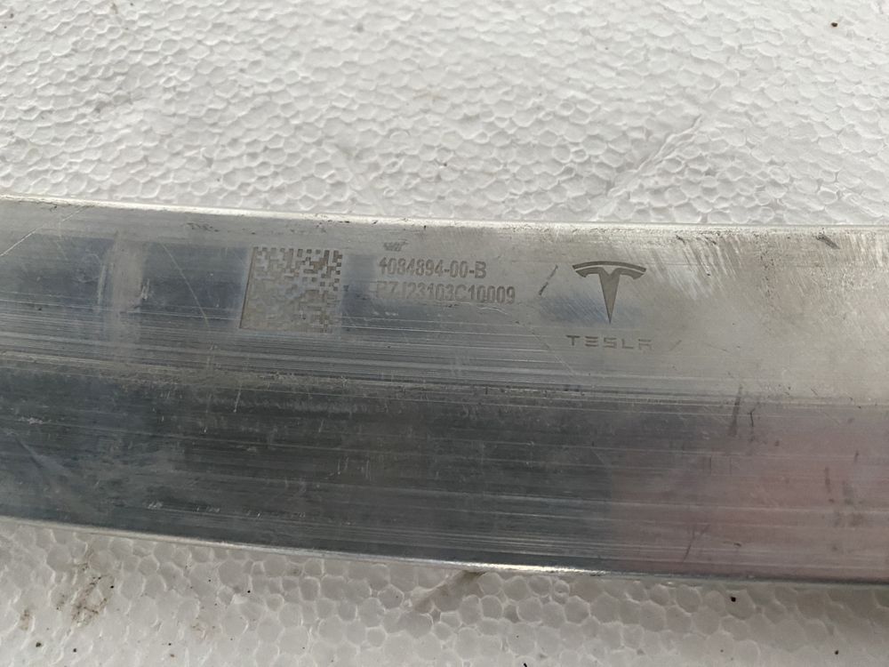 Гребінь переднього бамперу Tesla 3 1084894-00-B