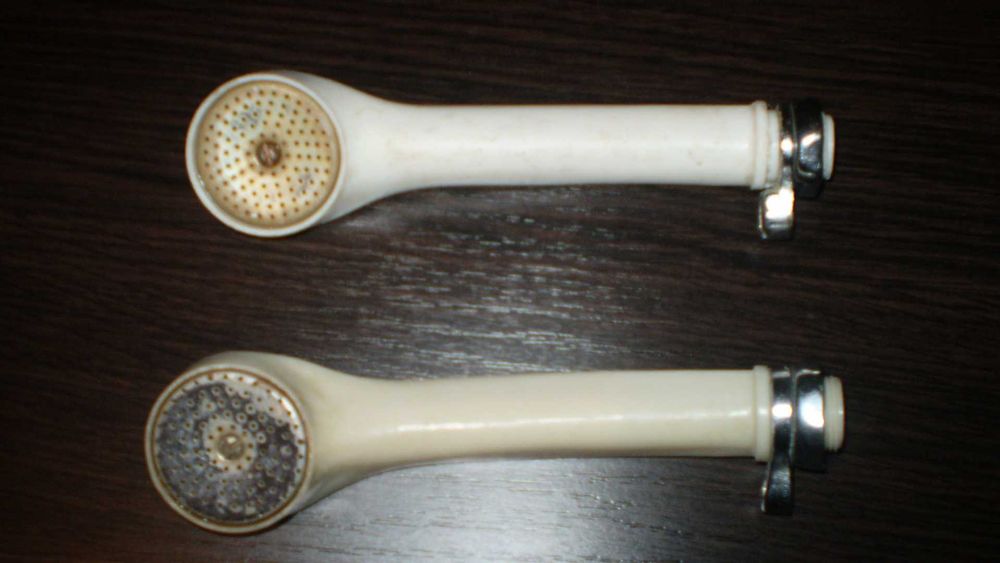 Пластиковый уголок,шланги и лейки для смесителя под шланг разные.