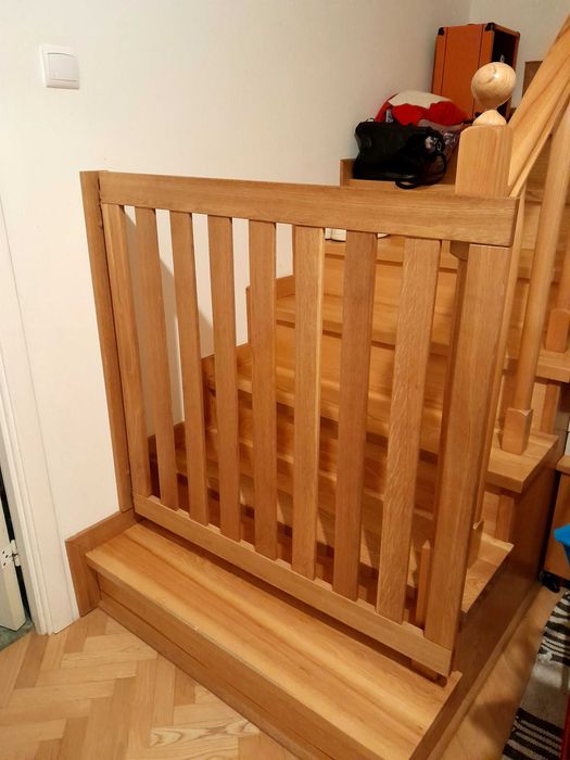 Drewniana brązowa bramka na schody zabezpieczająca