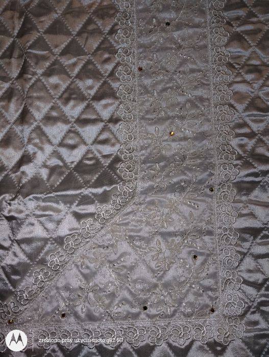 Ozdobne nakrycie/narzuta na łóżeczko dziecięce