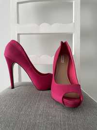 Sapatos de salto rosa
