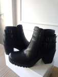 Botas pretas  com fivela 39