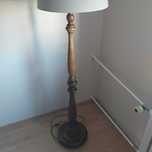 Lampa stojąca drewniana