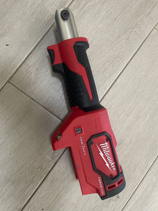 Prasa hydrauliczna akumulatorowe nożyce do kabli milwaukee HCCT M18