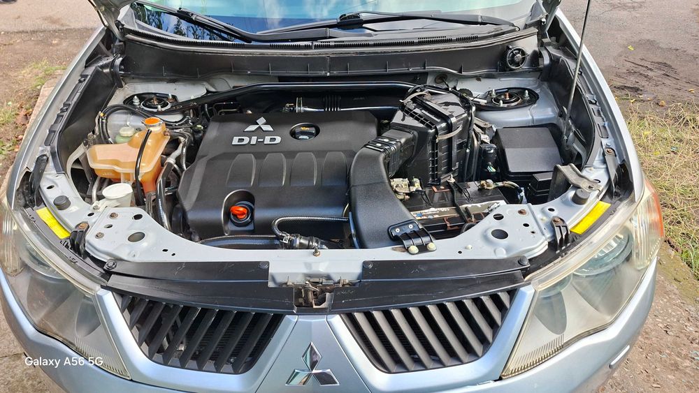 Автомобиль митсубиси аутлендор