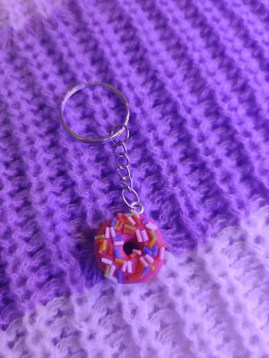 Porta-chaves de donut rosa com granulados