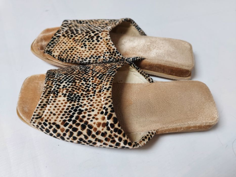 Beżowe kapcie damskie w panterkę odkryte palce 40 wkładka 27 cm