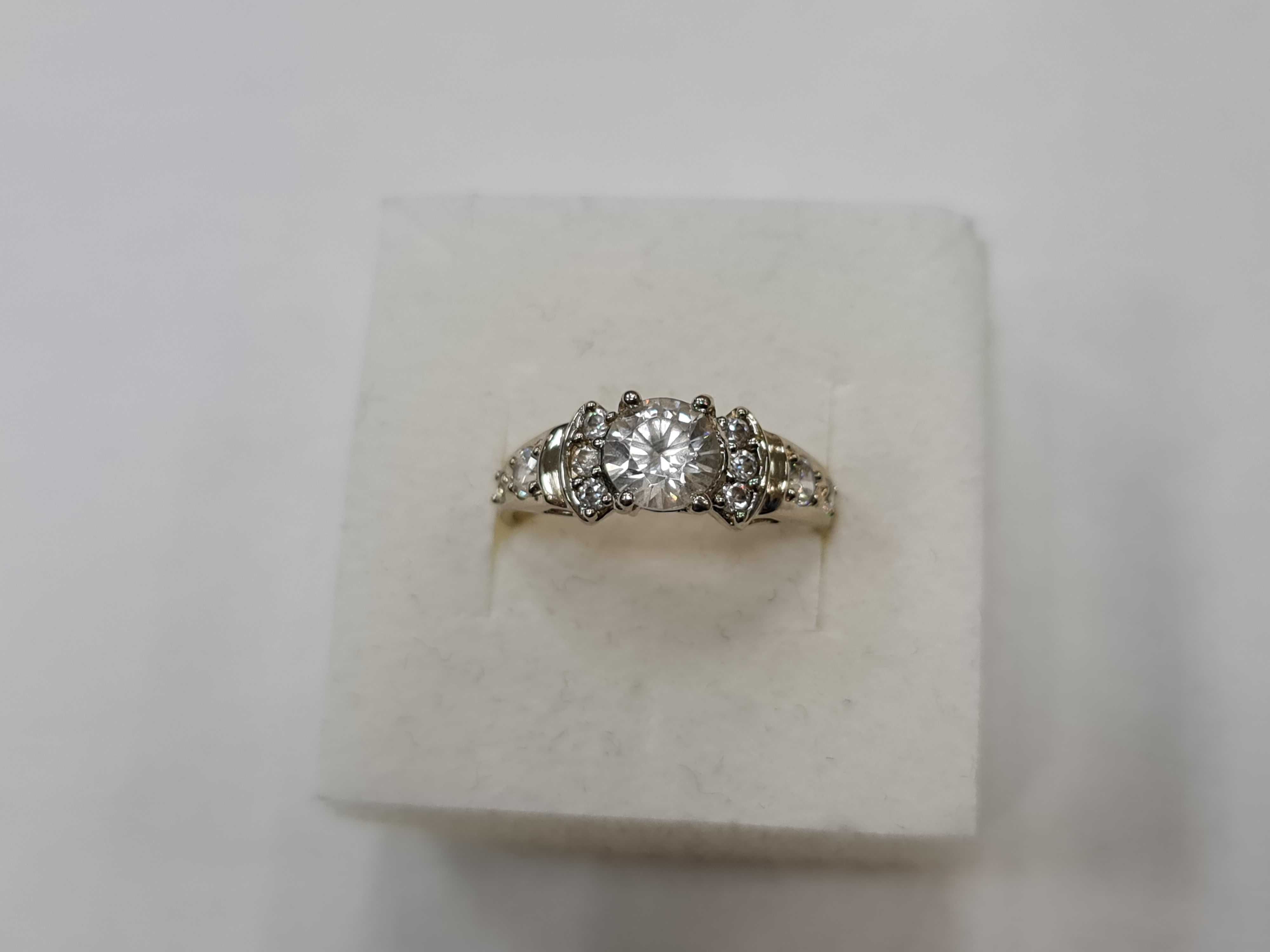 Złoty pierścionek/ 585/ 3.14 gram/ R14.5/ Cyrkonie/ Białe złoto