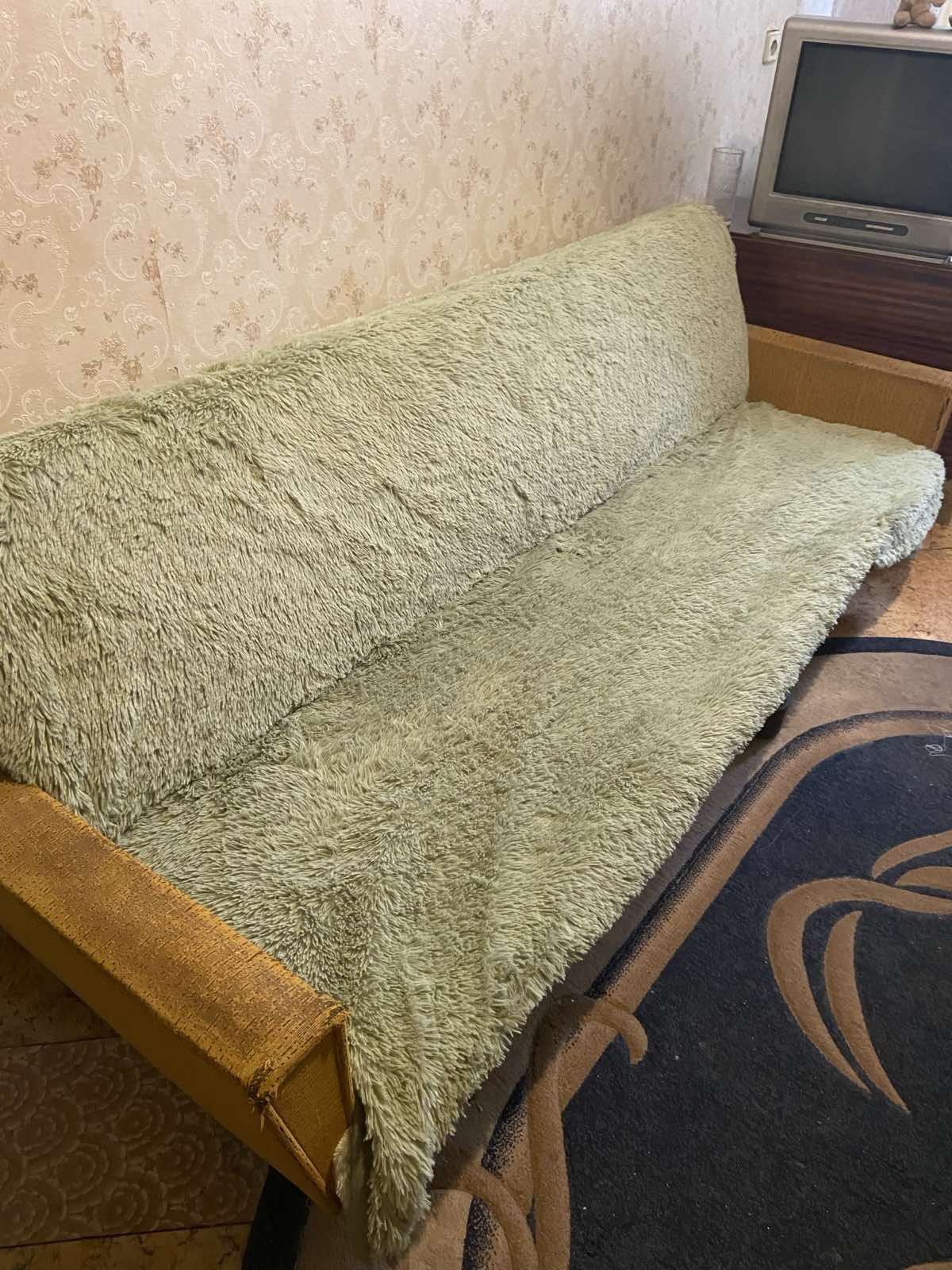 Мебель б/у Стенка(чешская), ковер,столик, диван, тумбы,  шкаф.