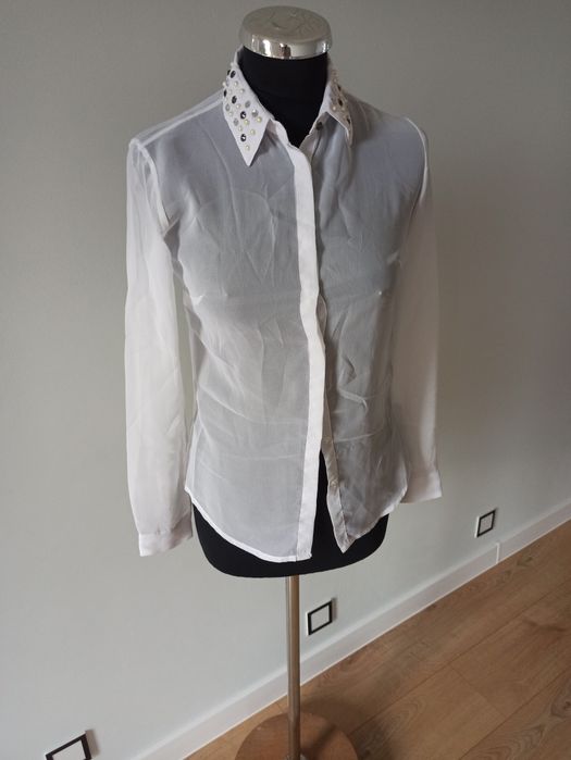 Szyfonowa koszula z ozdobnym kołnierzem