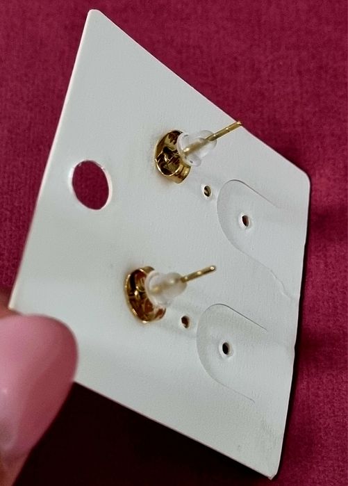 Brincos dourados, em aço, 2 corações invertidos com zirconias. De pico