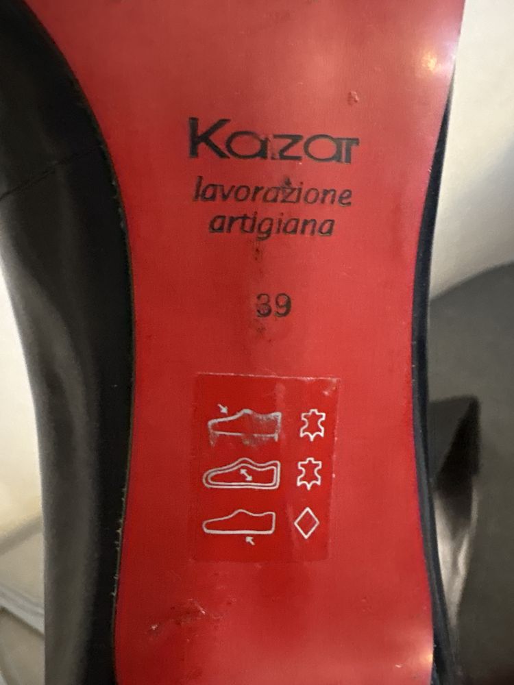 Szpilki czarne Kazar 10cm podeszwa czerwona