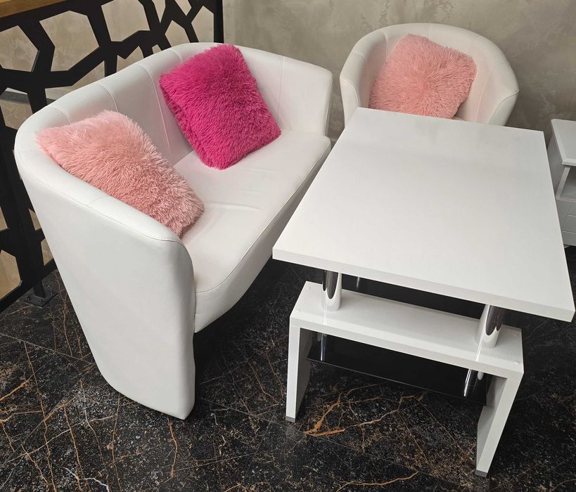 Biały stół, sofa i fotel z eko skóry.