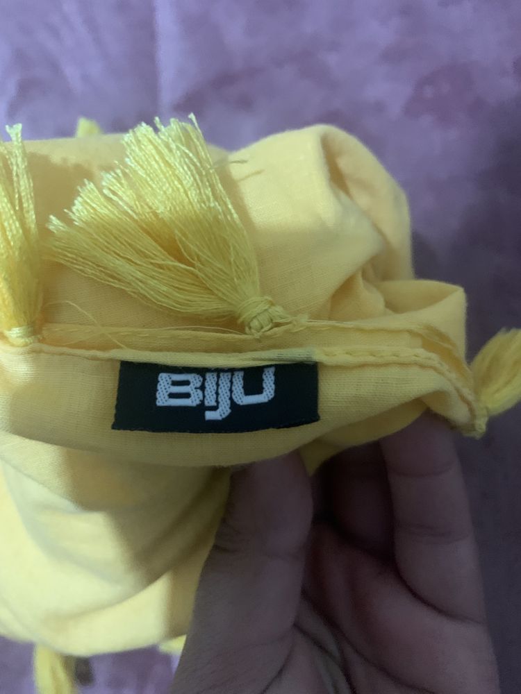 Lenço/écharpe “Biju” amarelo com mini-franjas