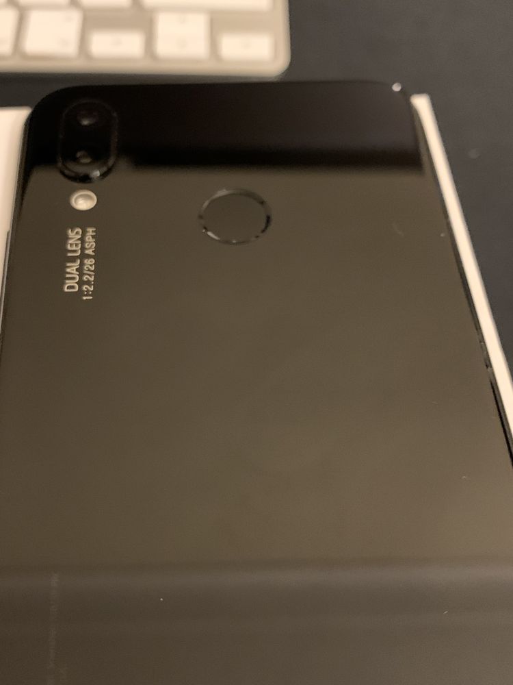 Huawei P20, tampa traseira com digitalizador de impressão digital.