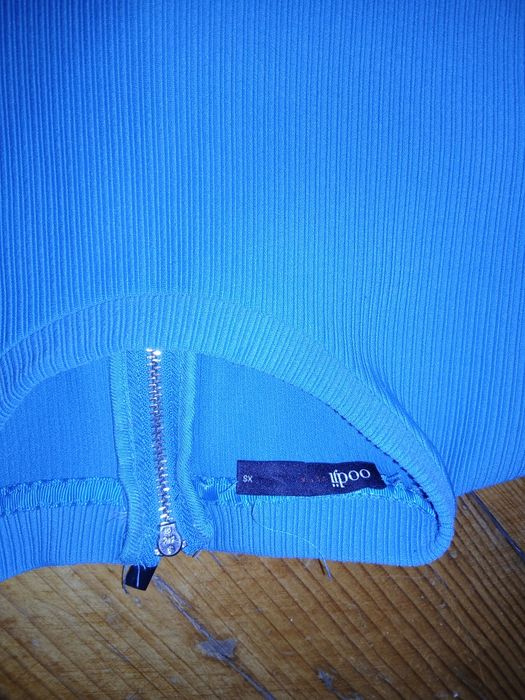 Сукня голубого кольору.