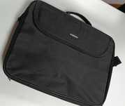 czarna torba na laptop