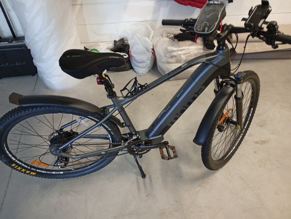 Bicicleta elétrica em bom estado de conservação.