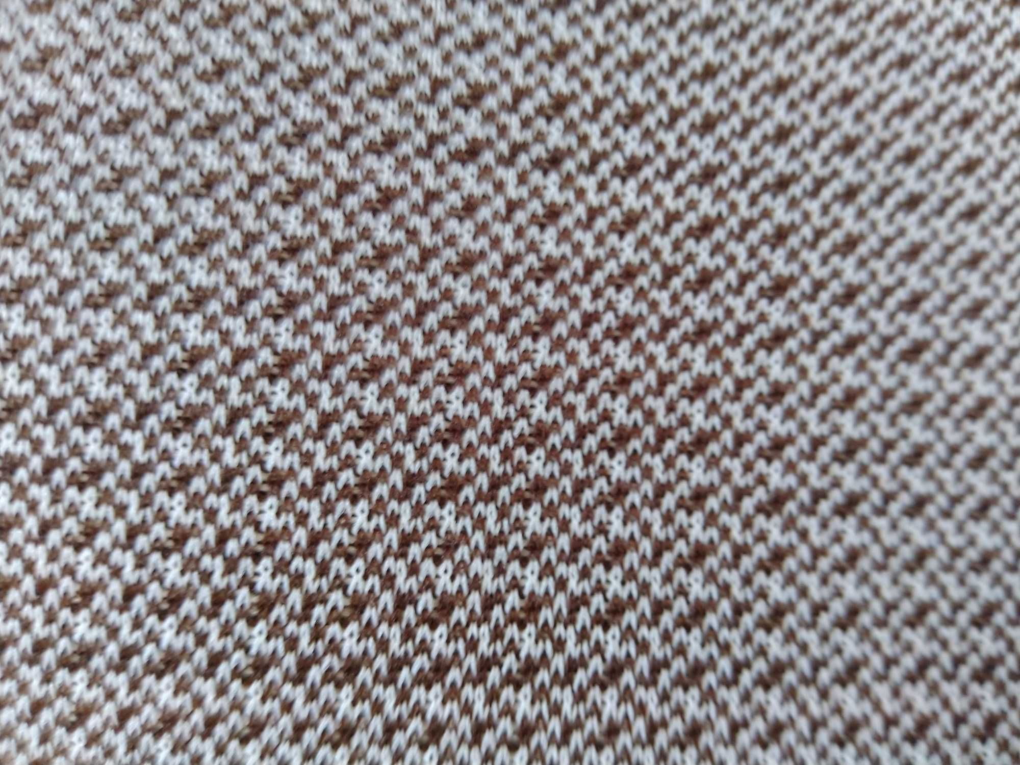 Materiał o odcieniu beżowym