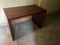 Brązowe biurko z płyty pokrytej drewnianym laminatem
