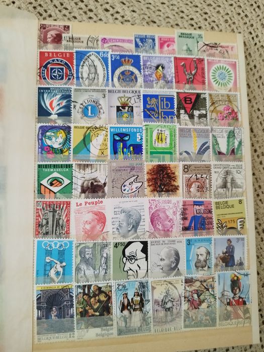 Classificador com 390 selos diferentes Bélgica