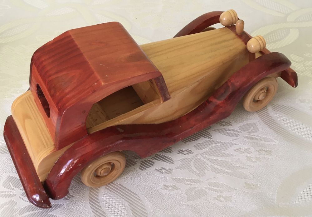 Samochód drewniany retro