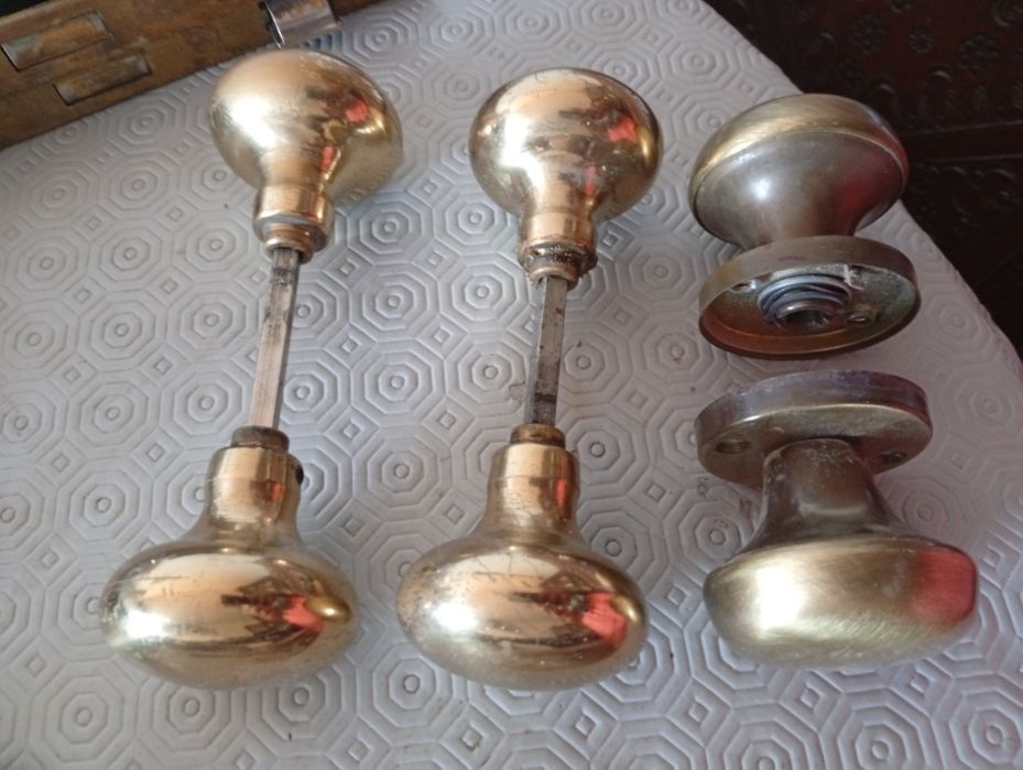 Puxadores e espelhos em latão