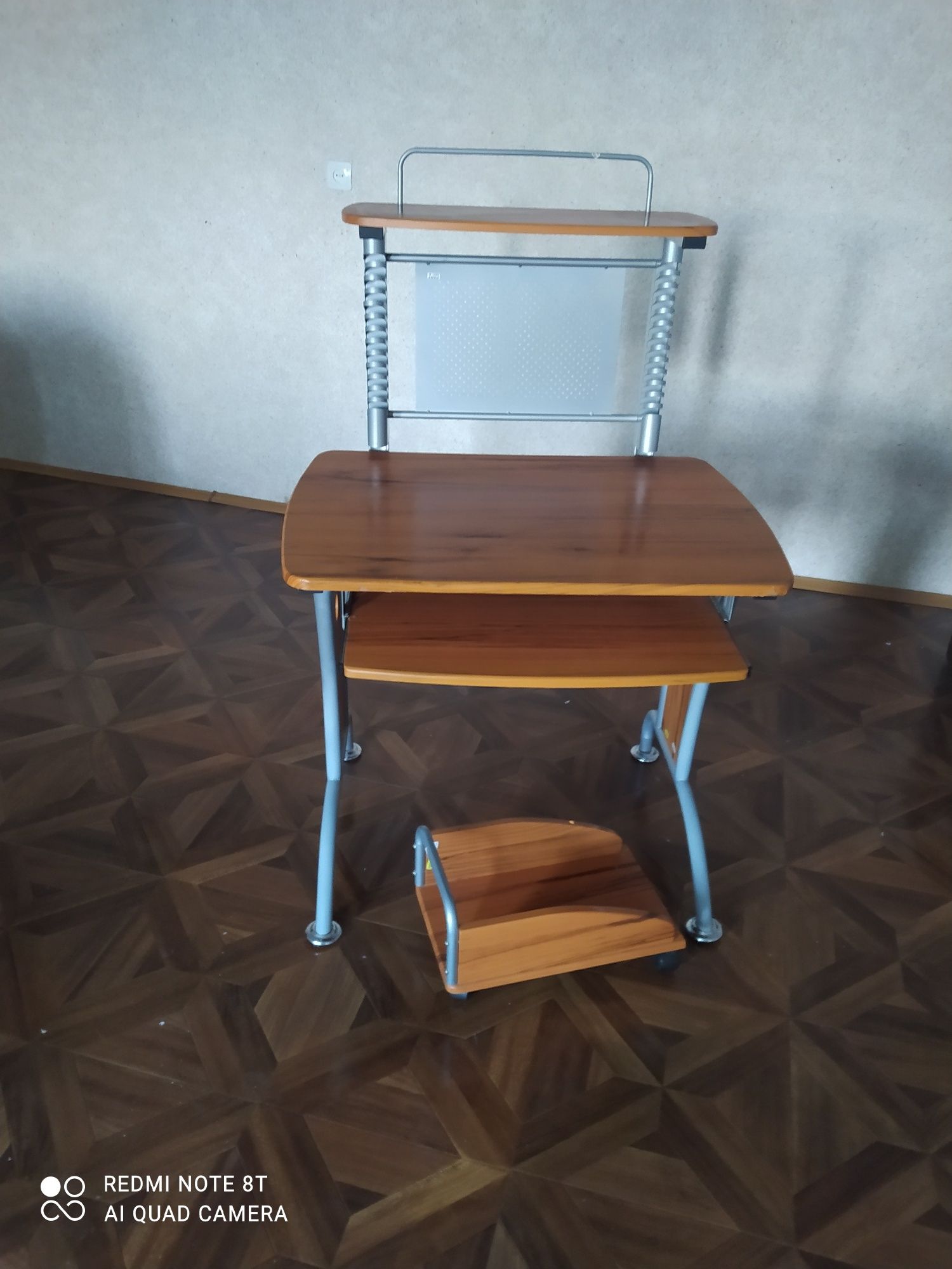 Комп'ютерний стіл