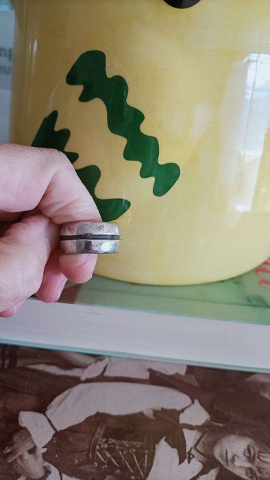 Aliança larga em prata.