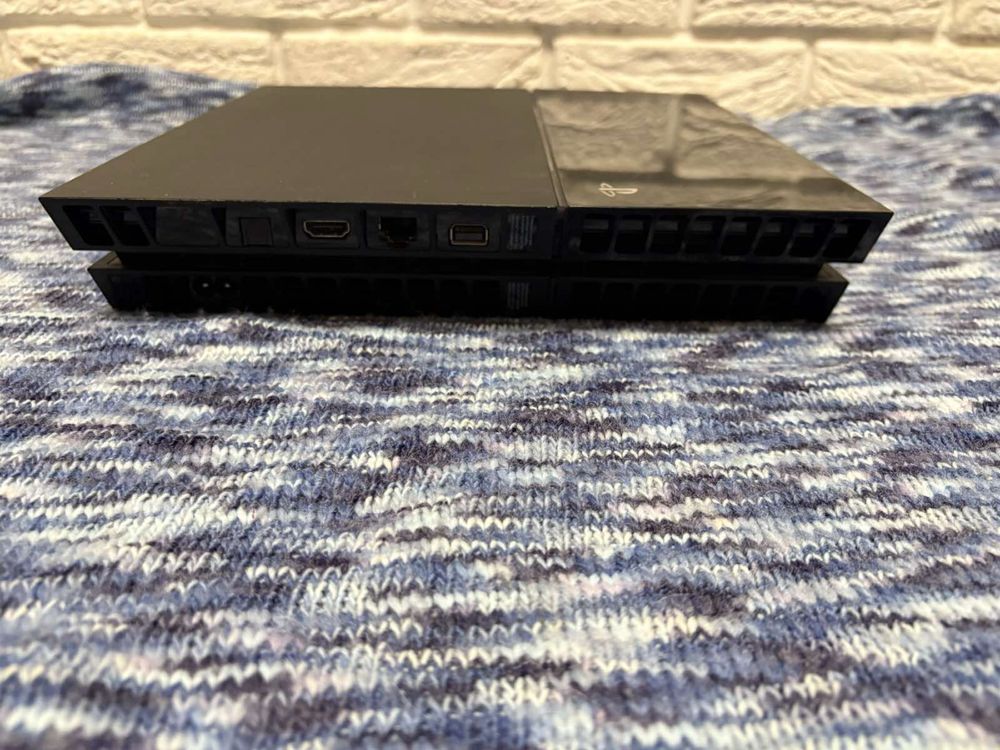 Приставка PS4.