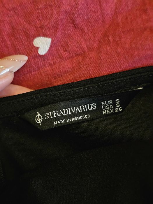 Czarny crop top bez ramiączek Stradivarius