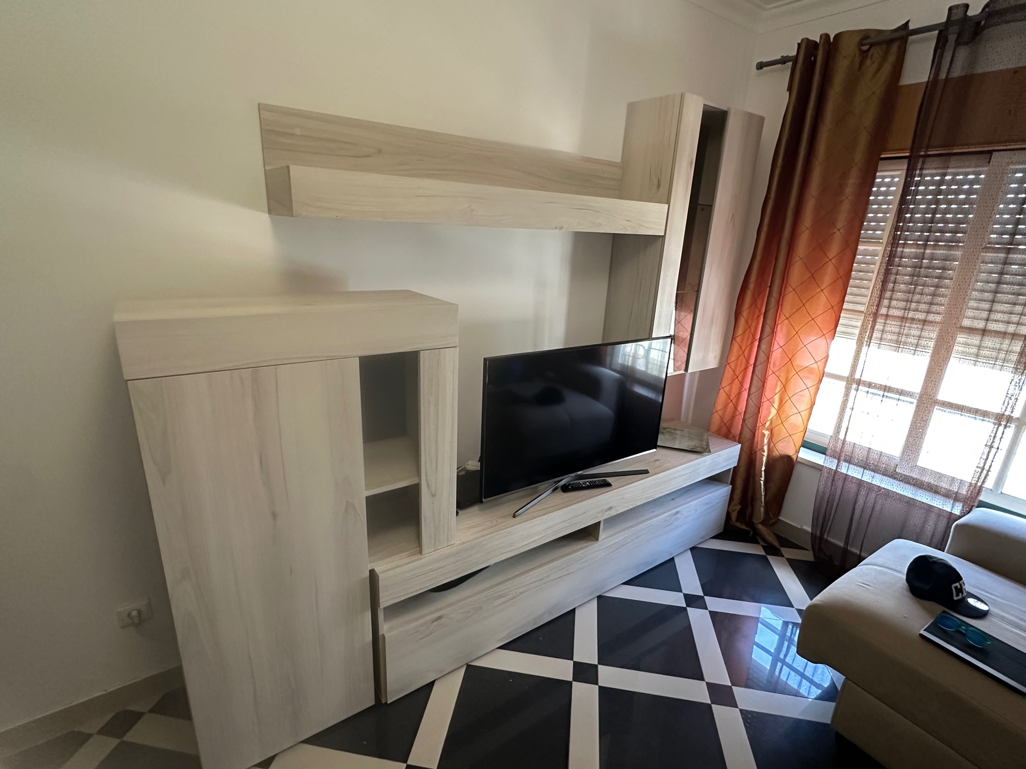 Estante de sala usada como nova