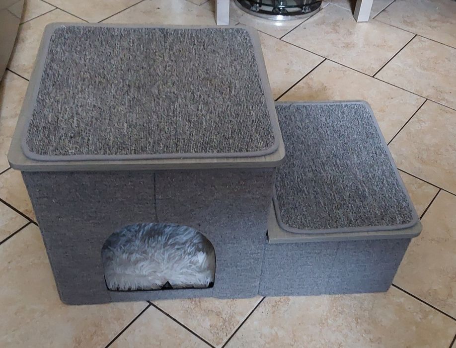 Schodki z budą dla małego pieska