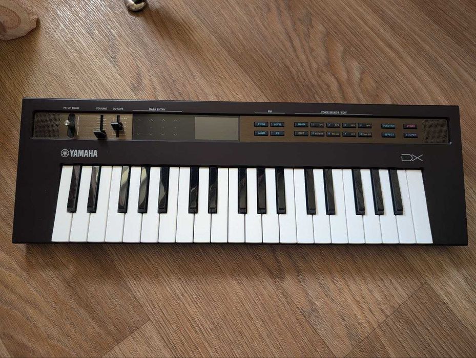 Yamaha Reface DX - портативний синтезатор на батарейках з динаміком