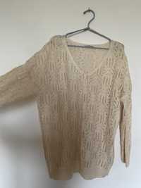 Oversize cienki sweter ażurowy w kolorze jasno brzoskwiniowym