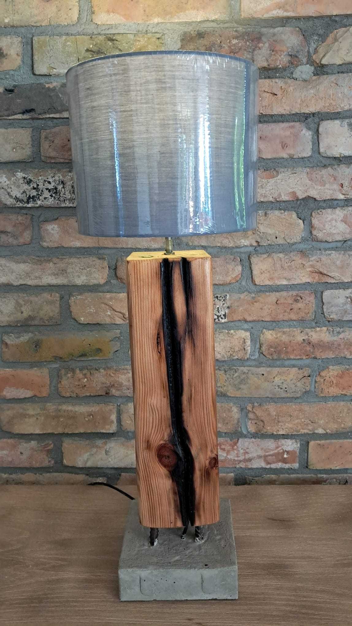 Lampy z drewna ręcznie wykonane