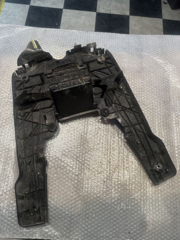 Podłoga Yamaha Zuma YW50 Osłona Dolna Mocowanie Plastik V135