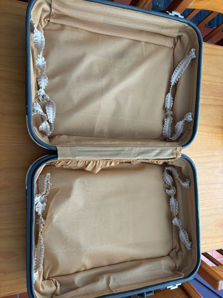 Mala de viagem cinzenta
