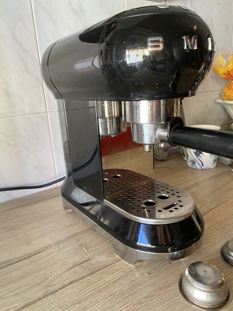 Maquina de cafe smeg preta
